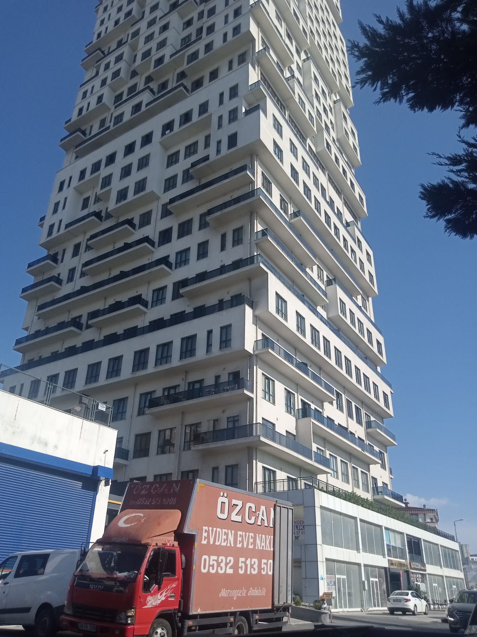 Kapalı kasa araç içinde istiflenmiş eşyalar