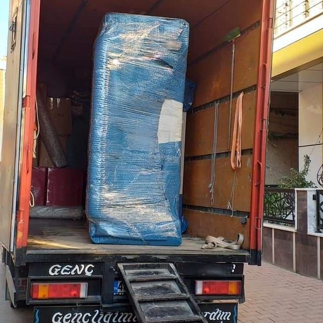 Özcan Evden Eve Nakliyat kapalı kasa aracı